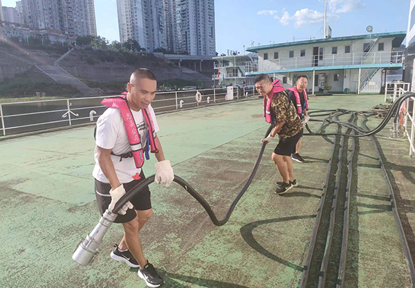忠縣分公司游輪岸電搭接、船舶生活污水排岸創(chuàng)歷史新高2.jpg